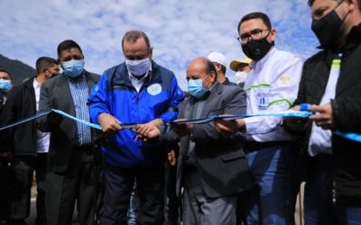 Giammattei inaugura carretera, promete otras obras y recibe regalos