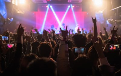 Reciben en Wuhan el año 2021 sin sana distancia