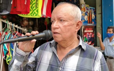 Sale a cantar a las calles para llevar sustento a su familia