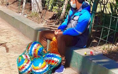 Vende pelotas mientras inicia el ciclo escolar