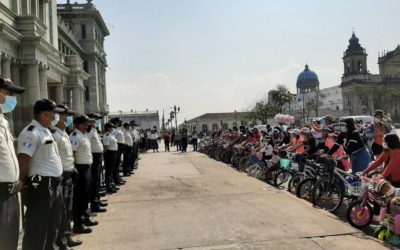 Niñas frente a policías y convocatorias de manifestaciones para este domingo
