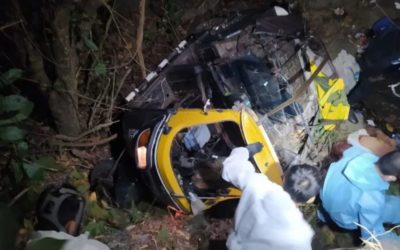 Rescatan en estado grave a piloto de mototaxi que cayó de puente