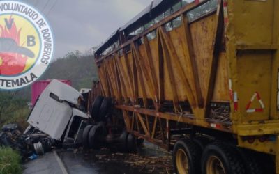 Cañero y furgón protagonizaron aparatoso choque en Santa Lucía Cotz.