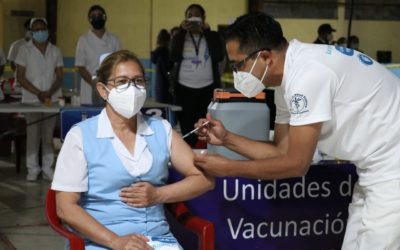 La enfermera, Mery Luz Méndez, es la primera en recibir la vacuna contra Covid-19 en Quetzaltenango