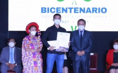 Joven oriundo de Santa Cruz Verapaz gana concurso Logotipo del Bicentenario en Quetzaltenango