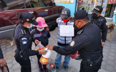 Agentes de PNC ayudan a familia en Xela