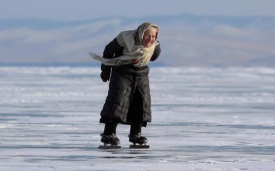 Conoce a la abuelita rusa que todos los días pasea sobre el hielo