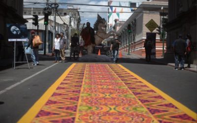 Hermosa alfombra bajo el Arco de Correos en Guatemala