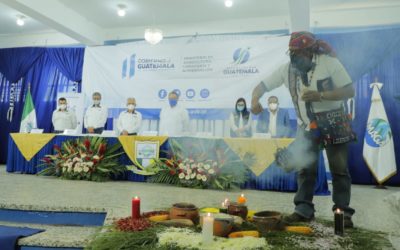 Giammattei entrega semillas en Quiché, con ceremonia maya incluida