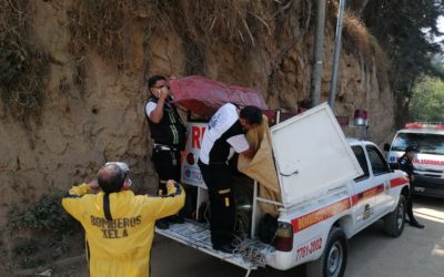 Hombre cae a barranco por rescatar a un pollo