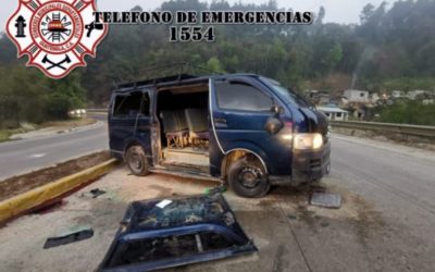 Accidente protagonizado por microbús deja 2 muertos y 5 heridos