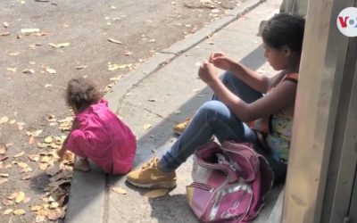 Niños venezolanos buscan hacerle frente a la pobreza
