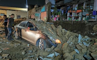 Muro se desploma sobre dos vehículos en la zona 1 de Xela, dos personas son atendidas por socorristas