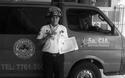 Bombero muere acompañado de sus compañeros, que rindieron un último homenaje en vida