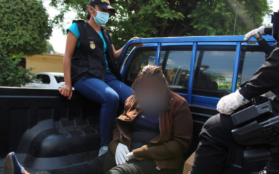 Arrestan a maestra por caso de pornografía