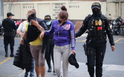 Tres hermanas capturadas acusadas de raptar a una mujer, al verse copadas lanzan a la víctima del vehículo