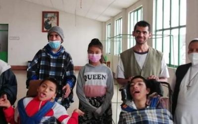 Quinceañera en Xela cambia su fiesta por convivencia con niños y adultos mayores