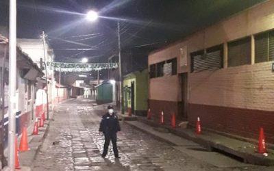 Colocan conos para evitar instalación de ventas alrededor del mercado Las Flores