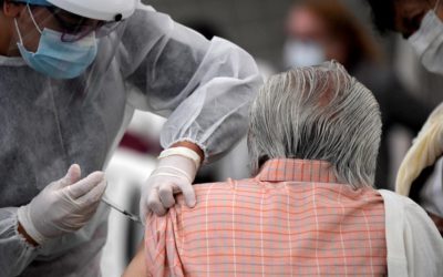 Dos hombres se disfrazaron de ancianos para ser vacunados contra Covid-19, fueron descubiertos y ahora están presos