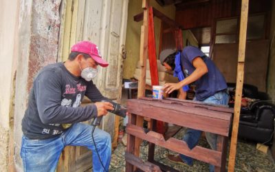 Quetzalteco elabora proyectos creativos con material reciclado
