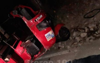 Mototaxi choca contra un poste y deja como saldo una mujer fallecida