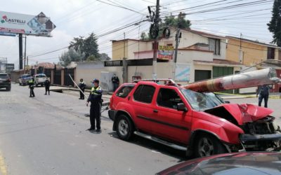 Vehículo se empotra en poste del tendido eléctrico en la zona 9 de Xela