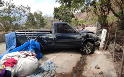 Piloto de picop arrolla a mujer y al intentar escapar vuelca