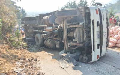 Camión, que llevaba producto decomisado, vuelca en ruta al basurero de Xela