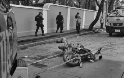 Bus habría pasado semáforo en rojo y chocó contra motocicleta. Una mujer murió