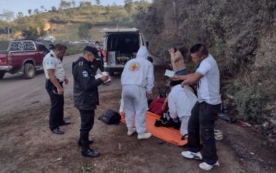 Un hombre herido al volcar picop en la ruta Interamericana