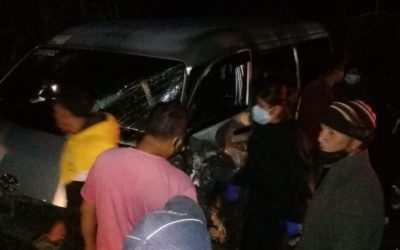 Cinco heridos al colisionar microbús y unidad de PNC