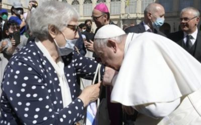 El papa Francisco besó el tatuaje de una superviviente del Holocausto