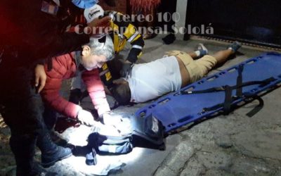 Choca contra banqueta y cae a unos cinco metros de la calle