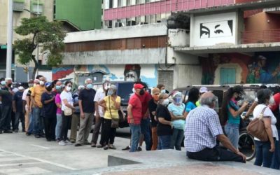 Filas y desinformación: inician vacunación “masiva” contra el COVID-19 en Venezuela