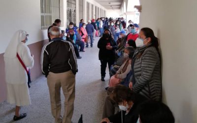 Retrasos, largas filas y fallas en el sistema marcó el segundo día de vacunación contra covid-19