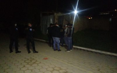 Mujer de 32 años escuchó disparos afuera de su casa y una bala perdida la hirió