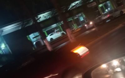 Jóvenes en estado de ebriedad chocan y meten auto de lujo en estación del Mexibús