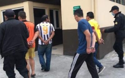 Cuatro detenidos por agredir a un agente de PNC