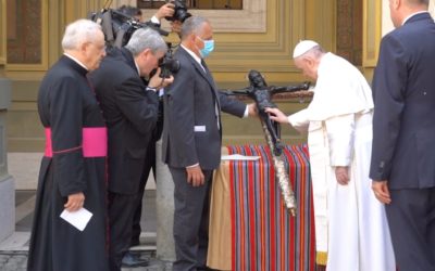 Papa Francisco bendice réplica del Cristo de Esquipulas que llegó de Guatemala a Roma