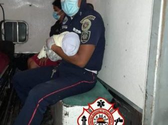 Atienden parto en unidad de bomberos