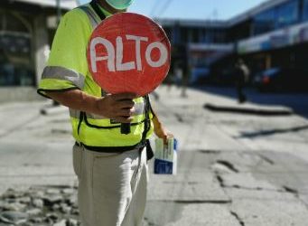 Hondureño regula el tránsito en Xela para llevar alimento a su hogar