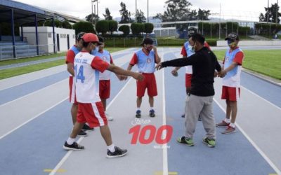 Recauda zapatos deportivos para apoyar a un grupo de atletas con discapacidad