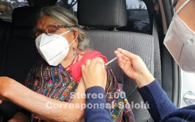 Mujer de 93 años se vacuna contra el COVID-19