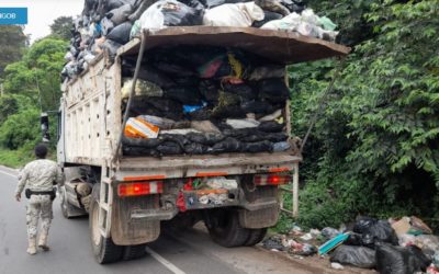 Detienen a trabajador municipal de Zunil por tirar basura en lugar no autorizado