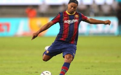 Así fue el show de Ronaldinho en el Clásico de leyendas del Real Madrid y Barcelona