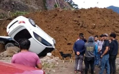 Vehículos quedan soterrados por deslizamiento en San Marcos