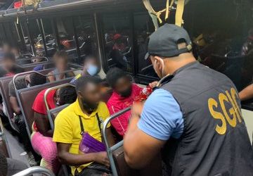 Detienen a piloto por transportar en un furgón a 145 migrantes