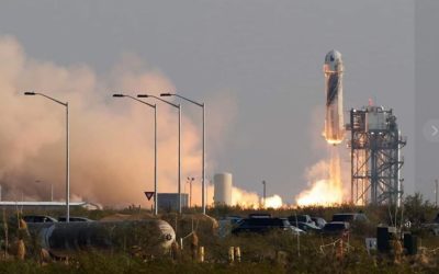 Fundador de Amazon Jeff Bezos viaja al espacio en cohete de su compañía Blue Origin