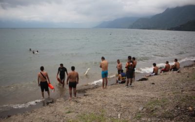Se entrenan en el lago de atitlán para salvar vidas