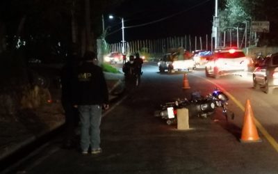 Motorista intenta rebasar pero choca de frente contra un picop y pierde la vida en ruta a Almolonga
